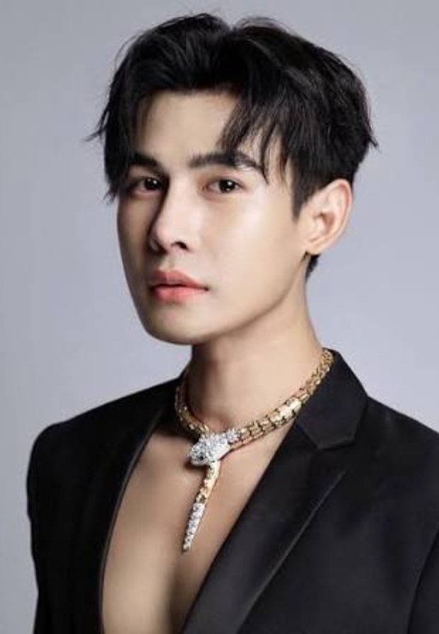 ดิว ธีรภัทร ภาพประกอบหัวข้อ การศึกษาและชีวิตก่อนเป็นที่รู้จัก