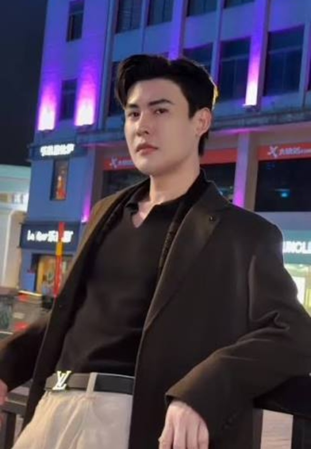ภาพบุคคลประกอบหัวข้อ กิจกรรมสาธารณะและการช่วยเหลือที่เปิดเผย