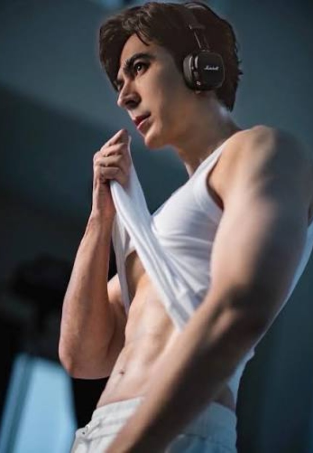 ภาพบุคคลประกอบหัวข้อ การทำงานนอกวงการบันเทิง
