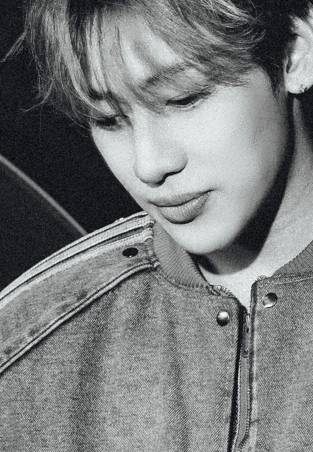 แบมแบม ภาพพอร์ตเทรตขาวดำ