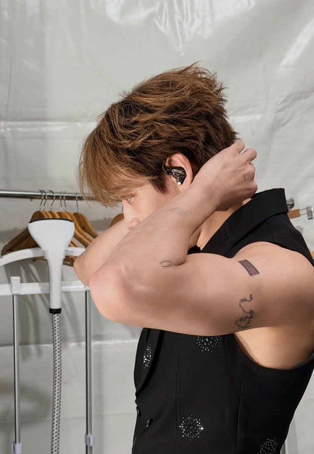 แบมแบม ลุคเสื้อกล้ามสีดำ