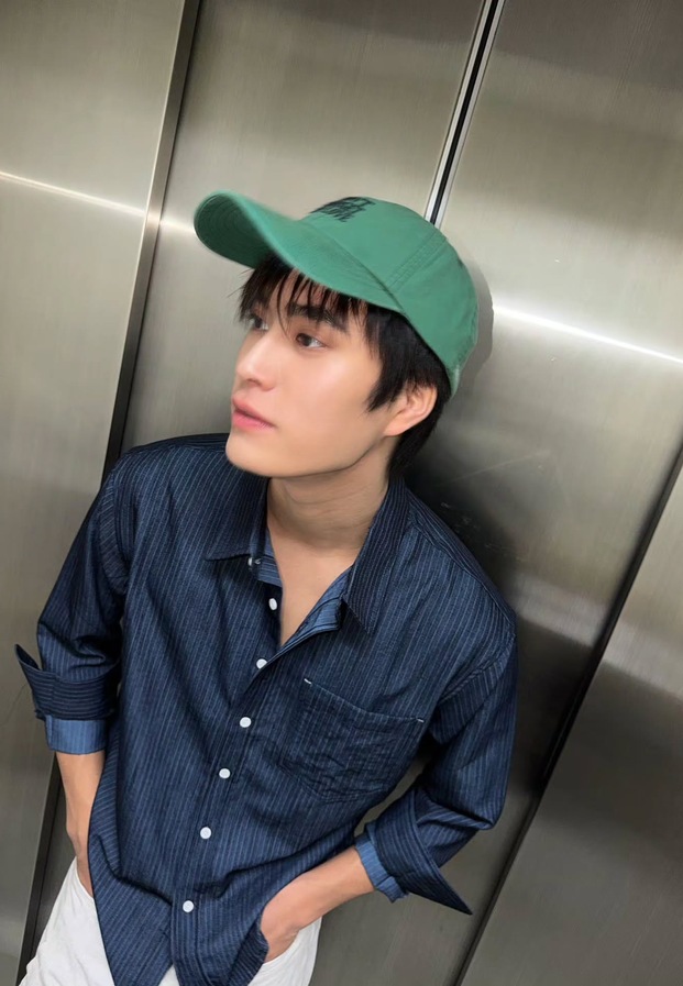 เจมีไนน์ นรวิชญ์ ลุคเสื้อเชิ้ตและหมวกสีเขียว