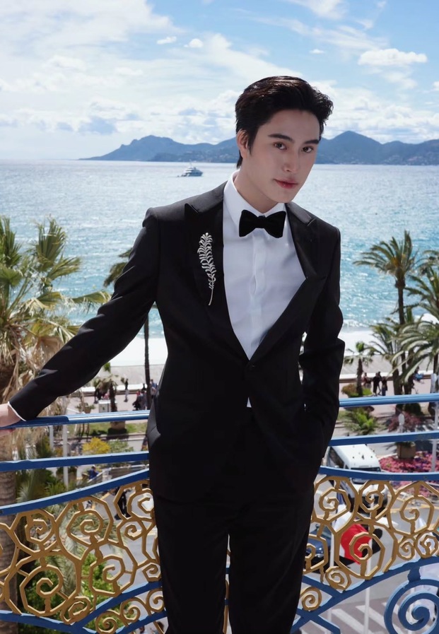เจมีไนน์ นรวิชญ์ สวมทักซิโดริมทะเล