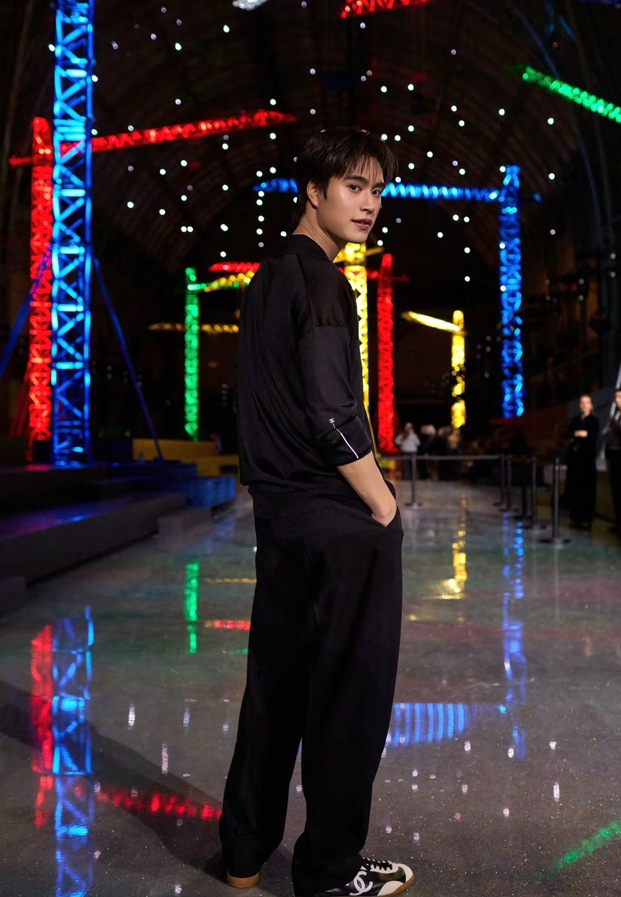 เจมีไนน์ นรวิชญ์ ยืนบนเวทีคอนเสิร์ต