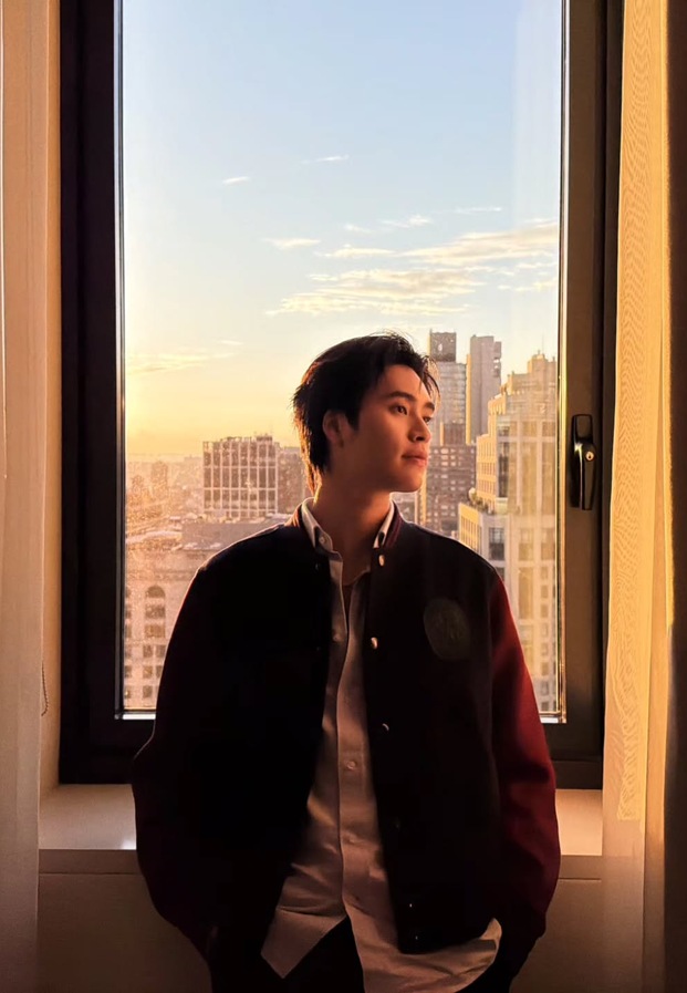 เจมีไนน์ นรวิชญ์ ภาพพอร์ตเทรตริมหน้าต่าง