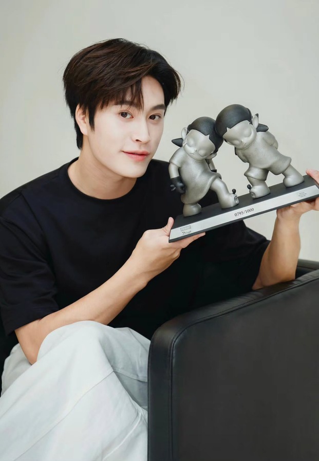 เจมีไนน์ นรวิชญ์ นั่งถือโมเดล