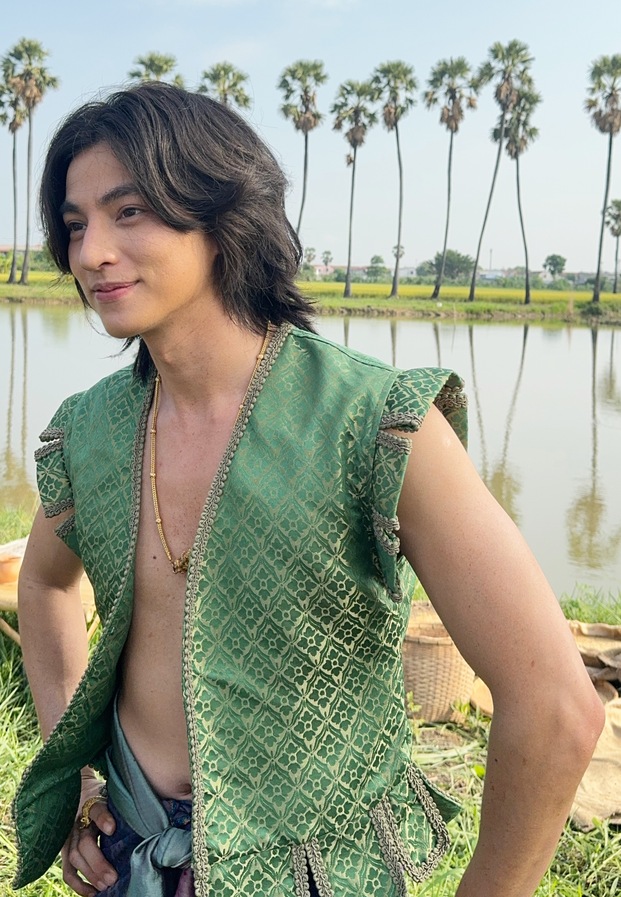 กลัฟ คณาวุฒิ ลุคเสื้อสีเขียวกลางแจ้ง