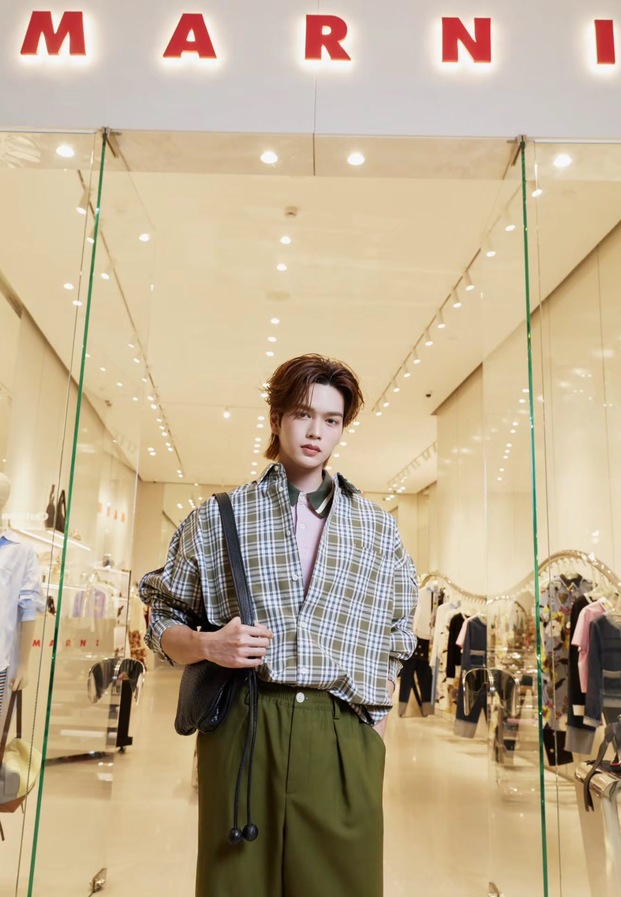 มาร์ค จิรันธนิน ร่วมงานแฟชั่นในร้าน MARNI