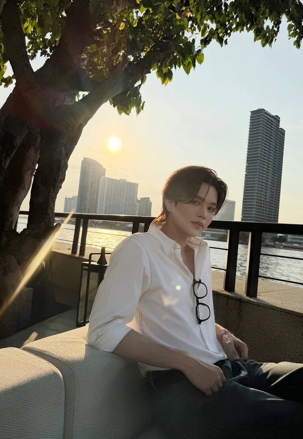 มาร์ค จิรันธนิน พักผ่อนริมแม่น้ำ