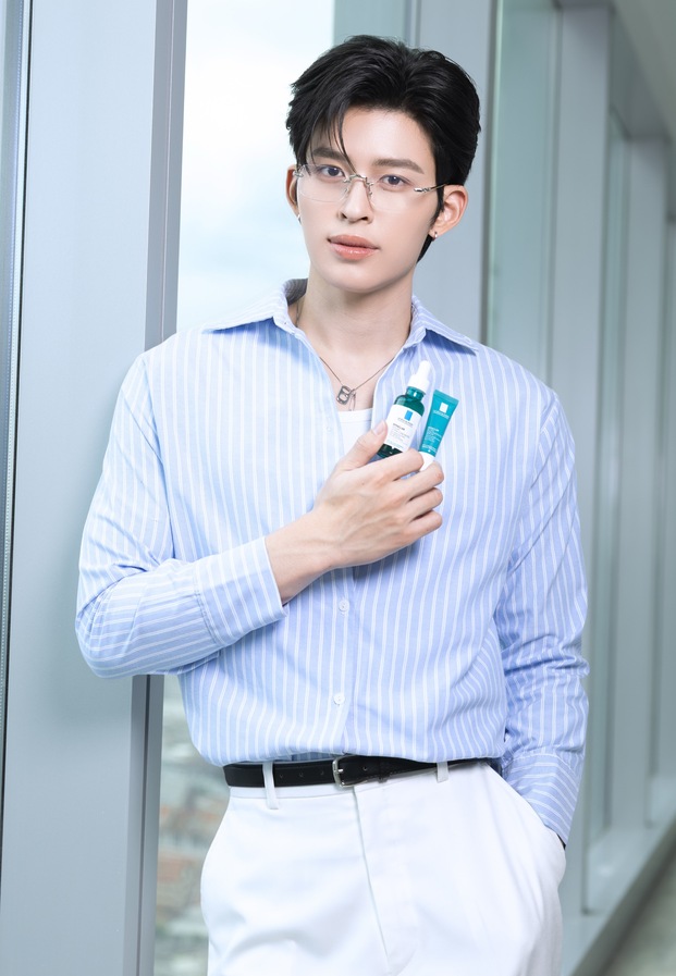 ปอนด์ ณราวิชญ์ ลุคเสื้อเชิ้ตสีฟ้า