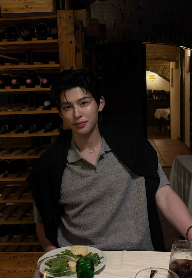 ปอนด์ ณราวิชญ์ นั่งโต๊ะอาหาร