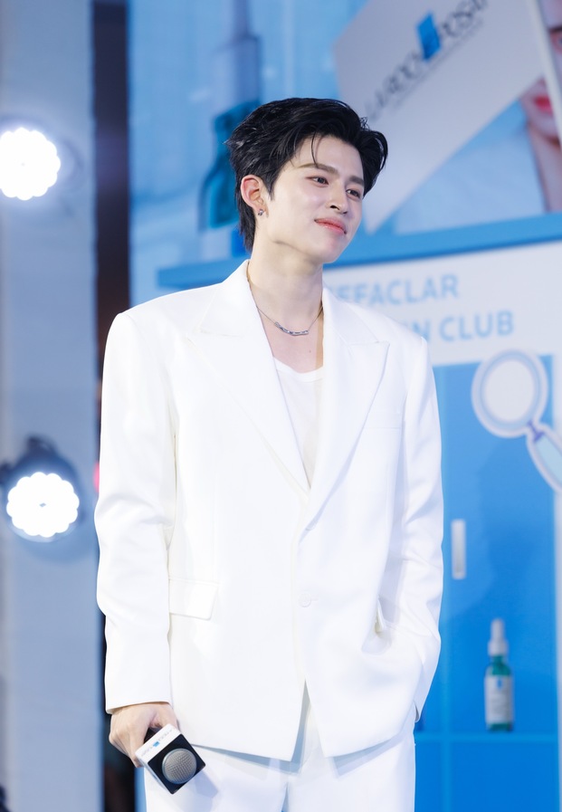 ปอนด์ ณราวิชญ์ สวมสูทขาวบนเวที