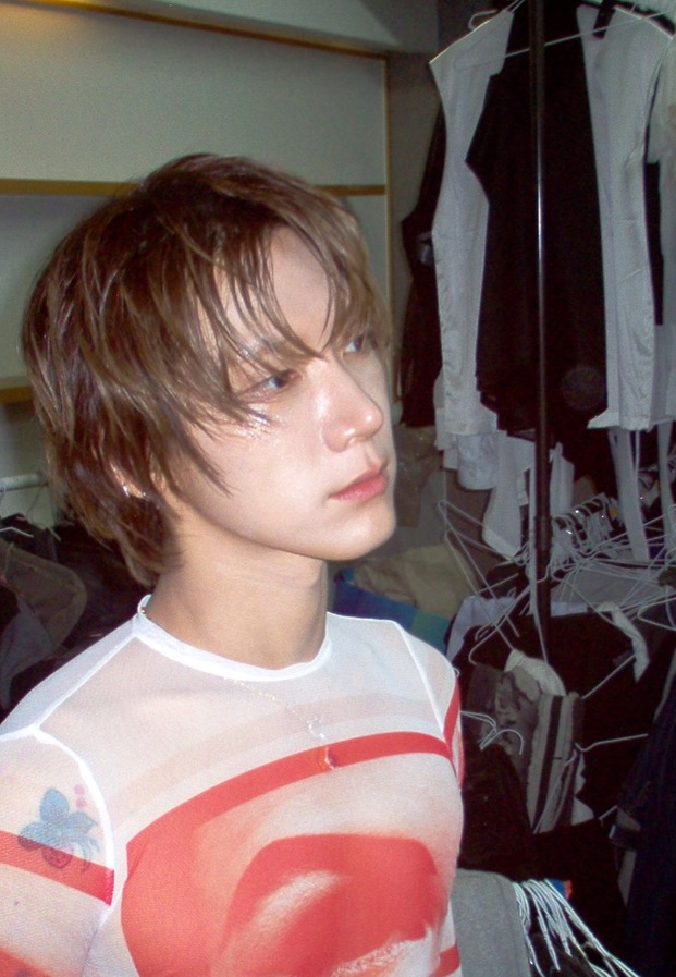 เตนล์ NCT ลุคสบายเสื้อสีแดงขาว